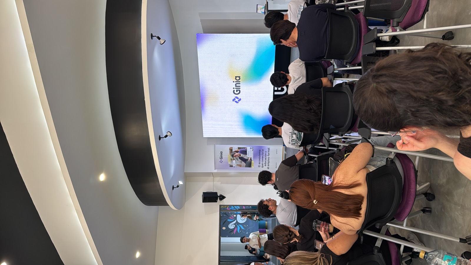 Lanzamiento de Ginia en una universidad