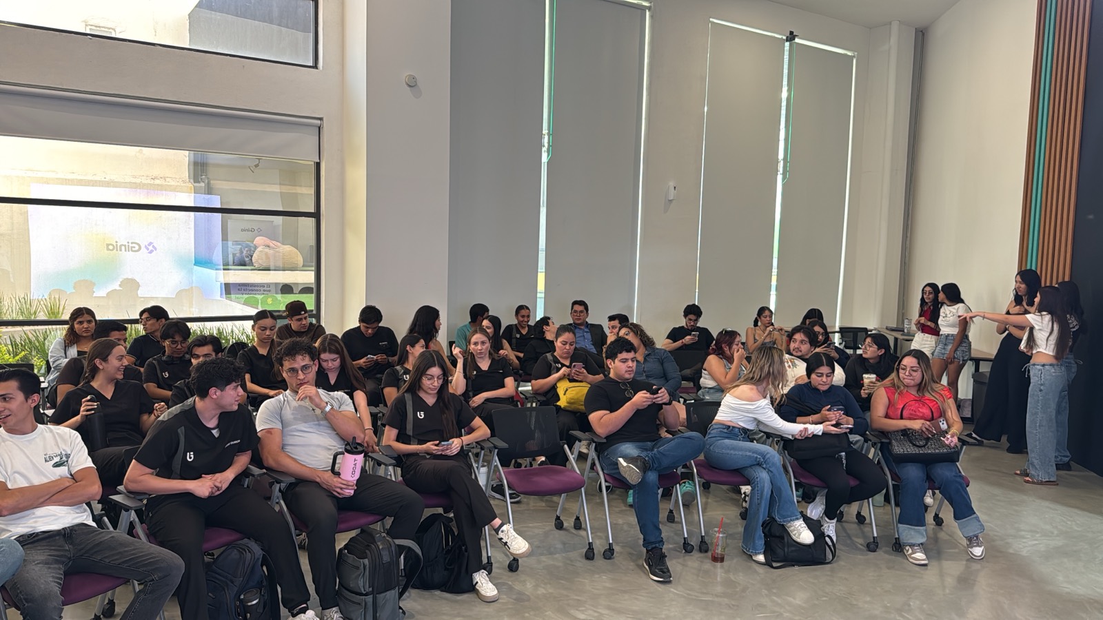 Estudiantes activando su perfil en Ginia